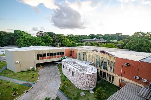 Reforma na UFPB destrói painel de Acácio Gil Borsoi e causa polêmica