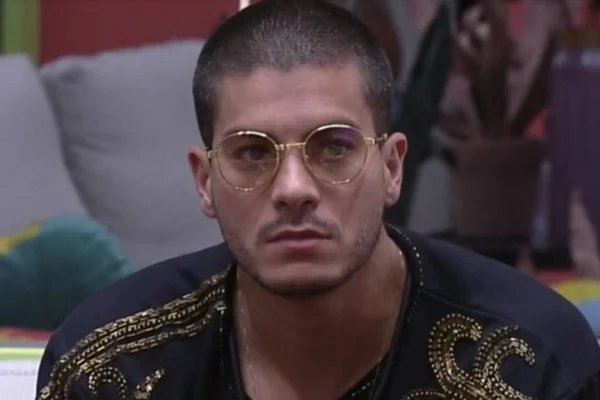Fãs de Arthur Aguiar detonaram o VT do último programa ao vivo da TV Globo