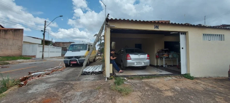 Em uma delas, uma van era guardada em uma garagem Em uma delas, uma van era guardada em uma garagem