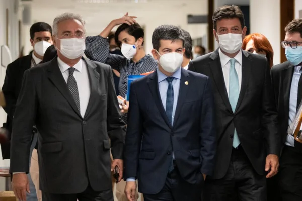 Senadores Randolfe Rodrigues e Renan Calheiros deixam a CPI ao do ex ministro Luiz Henrique Mandetta