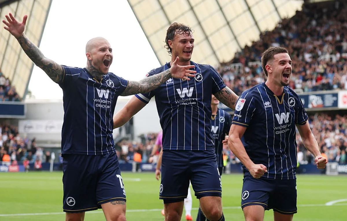 Jogadores do Milwall comemoram gol contra o West Ham Jogadores do Milwall comemoram gol contra o West Ham