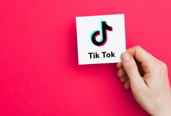 Simbulo do TikTok segurado por uma mão - Metrópoles