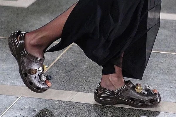 Crocs aparecem como aposta na Semana de Moda de Londres