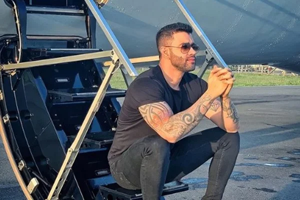 Gusttavo Lima surpreende com nova tatuagem nas costas