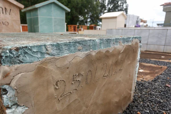 Túmulo no cemitério de Morrinhos (GO) onde foi sepultado o bebê José Vítor Xavier, de 2 anos, que morreu de Covid