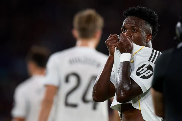 Vinicius Junior comemorando gol do Real Madrid sobre o Levante