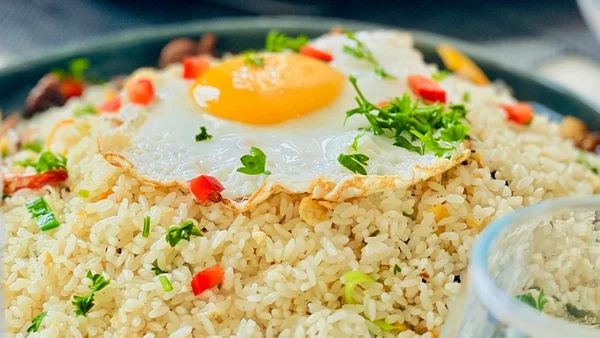 Arroz com ovo pode substituir carne vermelha? Nutricionista explica