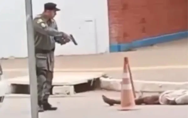 Vídeo: PM agride homem que se recusava a sair da porta de escola em GO