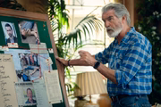 Pierce Brosnan em O Clube do Crime das Quintas-Feiras