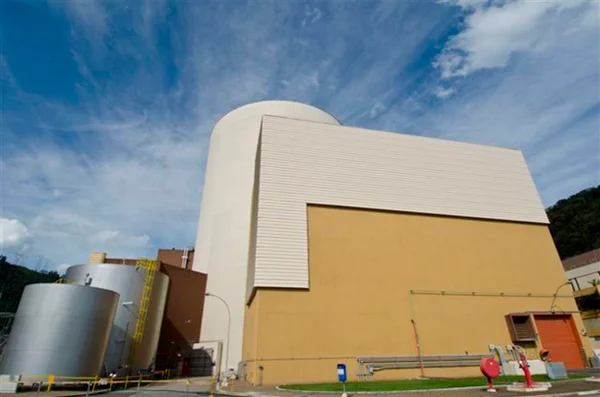 Imagem colorida mostra usina nuclear Angra 1 - Metrópoles