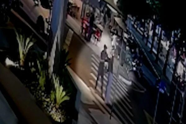 “Ameaçada”: mulher dá facada em ex-companheiro e o mata no meio da rua