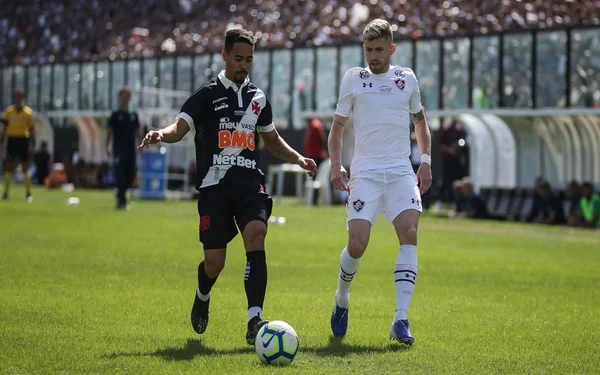 Com dois a mais, Vasco vira sobre Fluminense e respira no Brasileirão