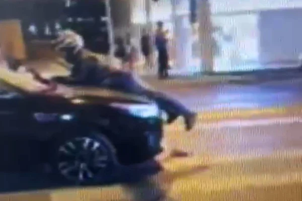 Um motorista foi preso por embriaguez ao volante após ser flagrado conduzindo um motociclista em seu capô, na noite desta quarta-feira (24/7), na CLS 208, da Asa Sul.