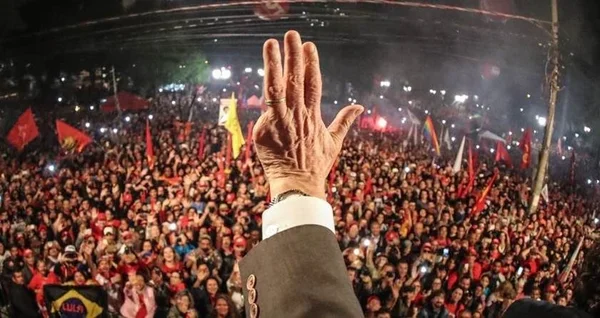 Manifestante é atropelado durante discussão com aliados de Lula em SP