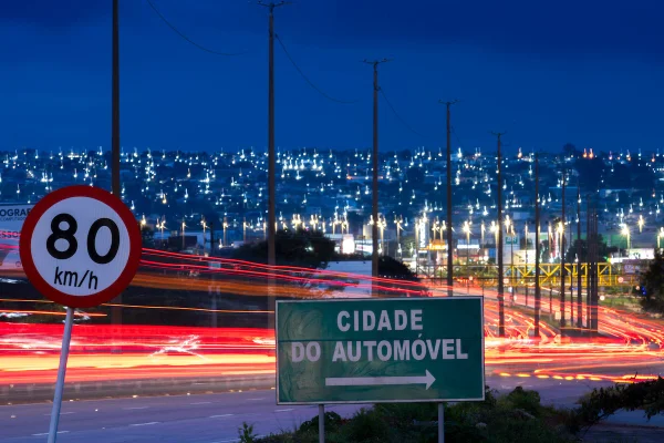 Breu: iluminação precária no DF coloca em risco motoristas e pedestres