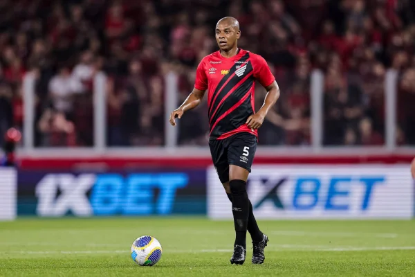 Imagem colorida de Fernandinho, do Athletico-PR- Metrópoles