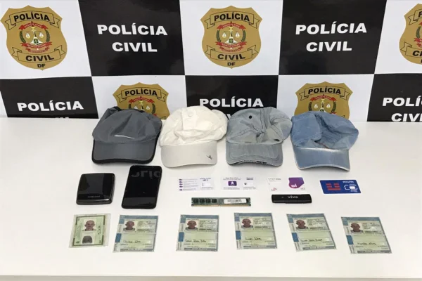Celulares e chips usados pelos criminosos.