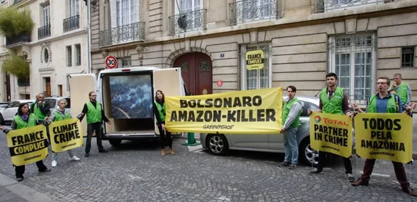 Ativistas do Greenpeace invadem casa do embaixador do Brasil em Paris