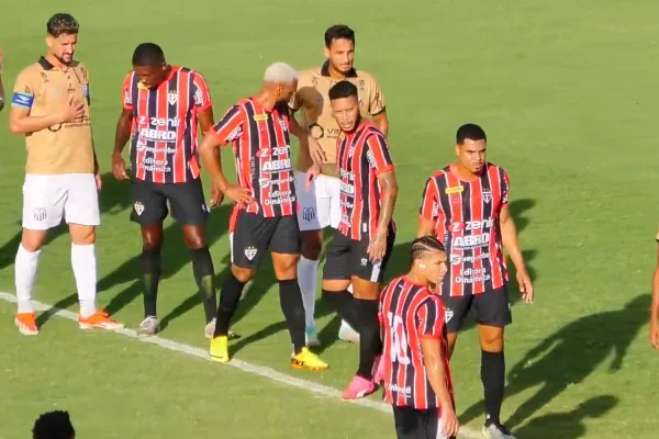 Jogadores de Ferroviário e Central se preparam para bola aérea em partida do Brasileirão Série D Will Bank