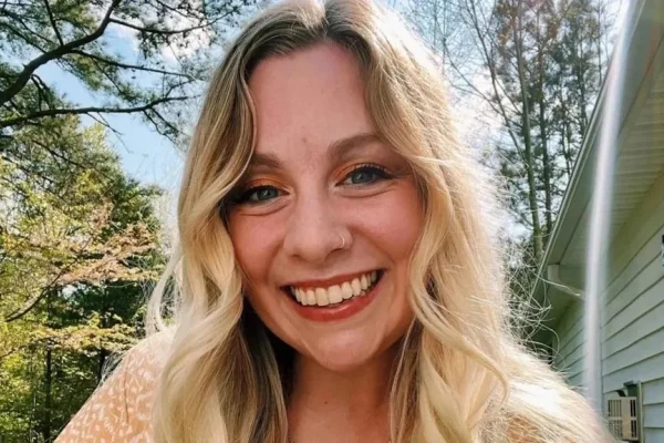 Imagem colorida de Abigail Zwerner, professora baleada por aluno de 6 anos que receberá indenização de US$ 10 milhões - Metrópoles