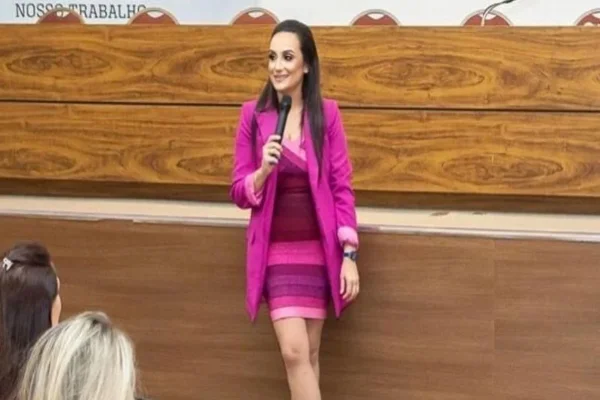 Imagem colorida de mulher presa por injúria racial - Metrópoles