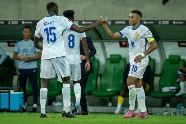 Foto colorida de Kylian Mbappé e Konaté - Metrópoles