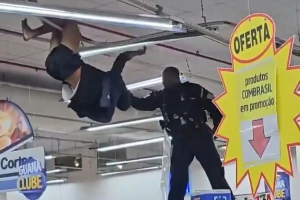 Homem é contido após se pendurar em luminária de supermercado no Rio
