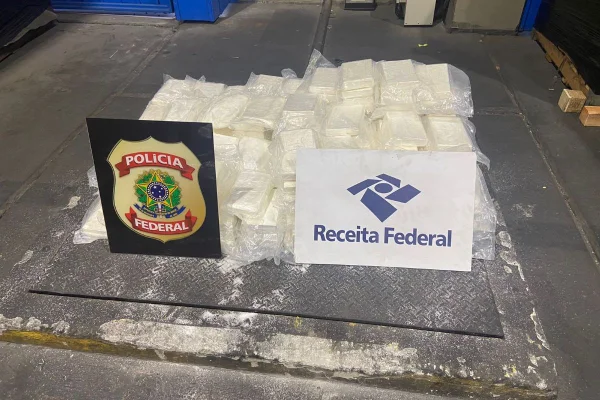 Imagens coloridas mostram pacotes com cocaína no chão, à frente símbolos da Polícia Federal e Receita Federal