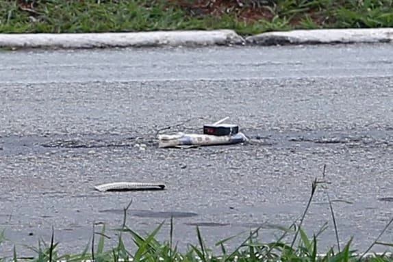Imagem colorida mostra registro de bomba encontrada em aeroporto - Metrópoles