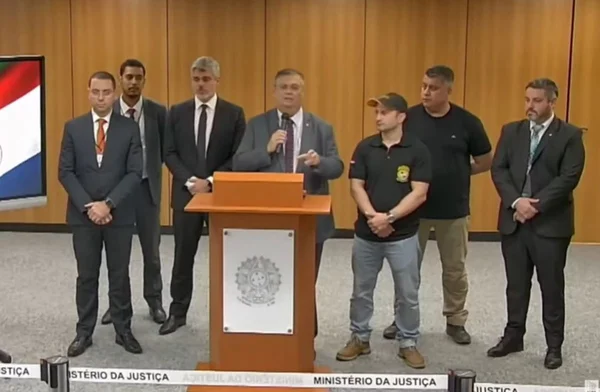 Imagem colorida de Flávio Dino e operação contra tráfico de armas