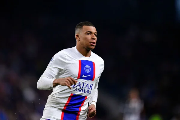 Após rumores, Mbappé usa as redes sociais para dizer que fica no PSG