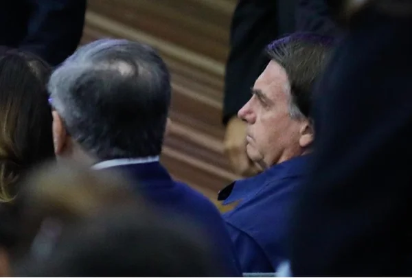 Bolsonaro se reúne com ministros e vai à igreja Sara Nossa Terra