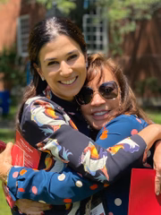 Renata Abravanel é prestigiada pela mãe, Íris Abravanel (Divulgação) Renata Abravanel é prestigiada pela mãe, Íris Abravanel (Divulgação)