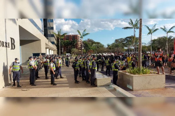 policiais em frente a Funai
