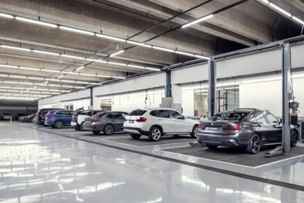 Foto colorida de carros elétricos em concessionária da BWD - Metrópoles