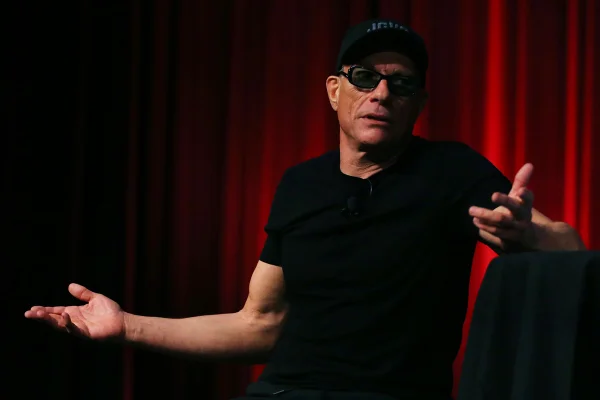 Jean-Claude Van Damme discursa para o público no Wesley Centre em 06 de março de 2020