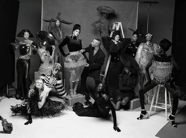 Na imagem em preto e branco, Beyoncé ao lado de Olivier Rousteing e modelos - Metrópoles