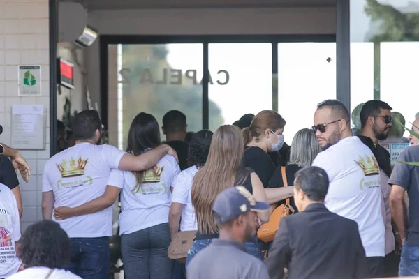 Familiares e amigos dão adeus a pai e filho mortos no DF: “Revolta”