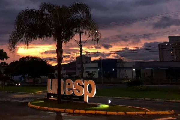 Imagem colorida de entrada da Unesp em Guaratinguetá - Metrópoles