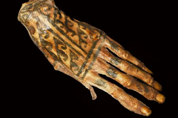 Foto colorida de mão de múmia tatuada - Metrópoles
