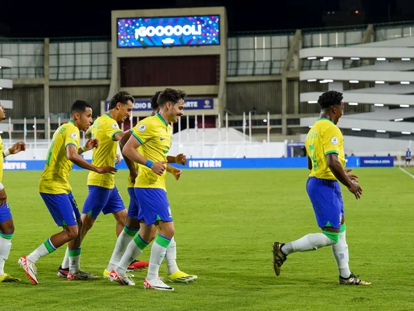 Endrick e John Kennedy marcam e Brasil vence a segunda no Pré-Olímpico