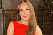 Sammy Sampaio posa de vestido vermelho para as redes sociais