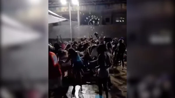 traficantes jogando dinheiro em baile funk