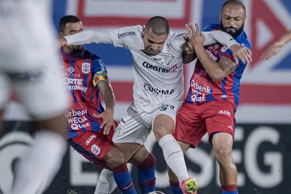 Jogadores de Marcílio Dias e Inter de Limeira disputam jogada na Série D