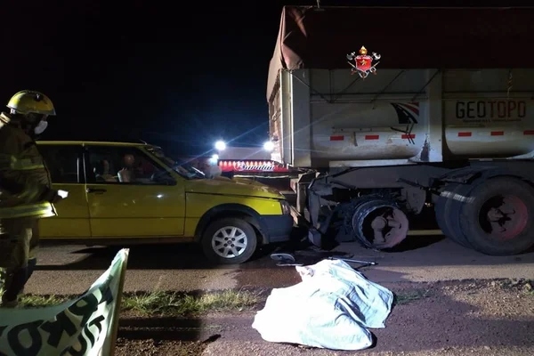 Homem que trocava pneu no DF é atropelado e morre prensado em carreta