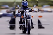 Caroline na motocicleta que pilotava Caroline na motocicleta que pilotava