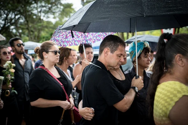 Despedida de Louise é marcada pela tristeza de familiares e amigos