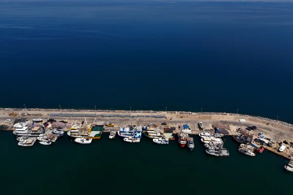 Uma vista aérea mostra navios de pesca ancorados no Porto Pesqueiro de Guzelbahce, em Izmir, Turquia