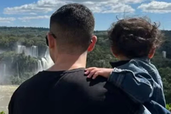 Foto colorida de brasileiro preso na Turquia - Metrópoles