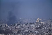 Fumaça de edifícios destruídos na Faixa de Gaza vista do sul de Israel, nesta segunda-feira (26)